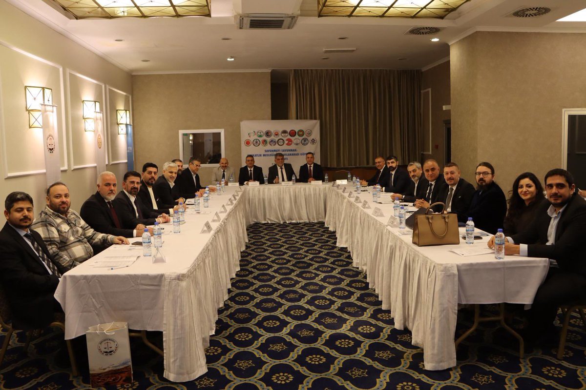 Şanlıurfa Barosu ev sahipliğinde düzenlenen “Avukatlık Mesleğinin Korunmasının Uluslararası Güvenceye Alınması Çalıştayına TBB Yönetim Kurulu Üyeleri Av.Nizam Dilek, Av.Ali Bayram ve Bölge Baro Başkanlarımız ile birlikte katıldık. 

 Çalıştayda; savunmanın güçlendirilmesi,