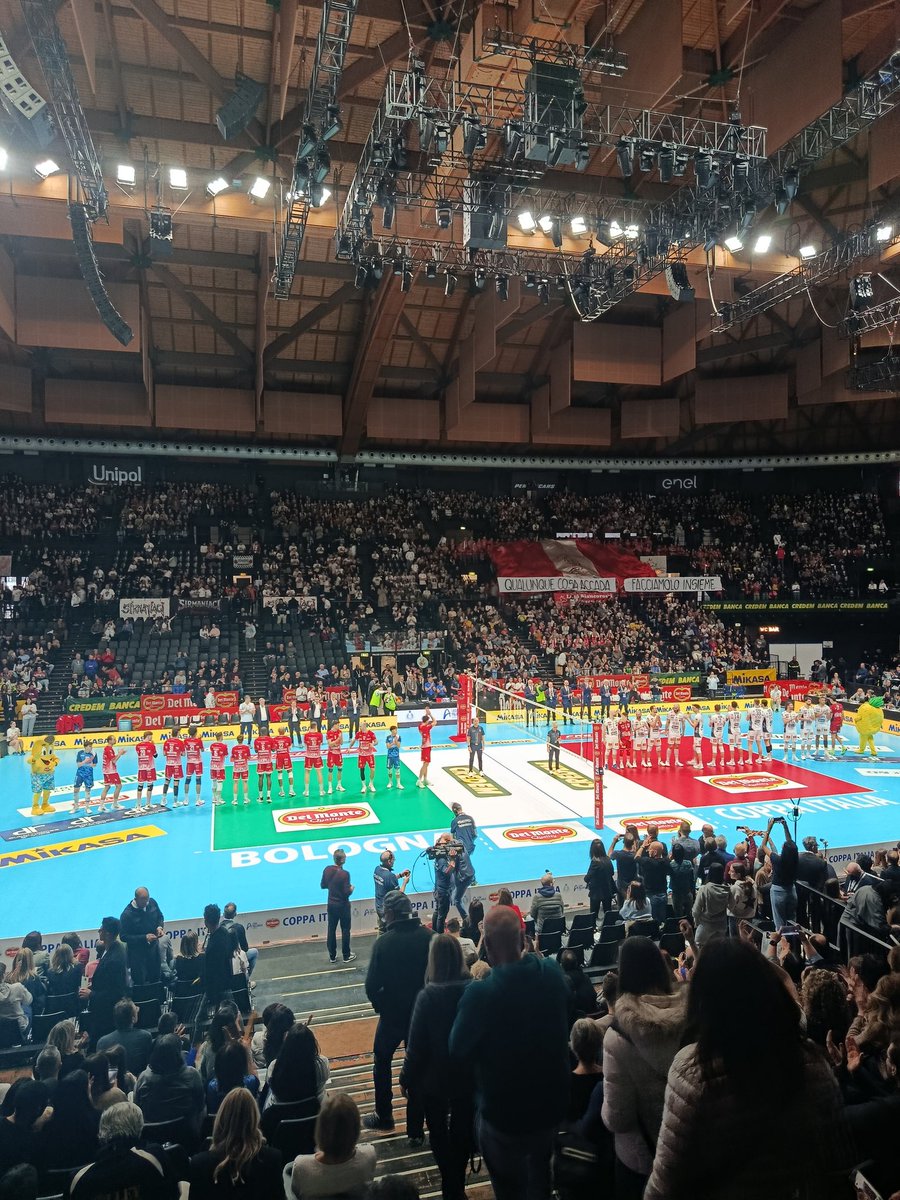 max23osler's tweet photo. Una meravigliosa semifinale 
#DELMONTECOPPAITALIA #trentinovolley #bologna 🇮🇹💛💙 https://t.co/dhS2U47T4c
