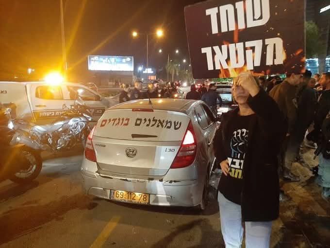 אורי מרנץ, על תקיפת הביבי־יוגנד את אביו, בן ה-85, חיים מרנץ. נבלות, אויבים, ציונים־בכאילו -  יקראו מעתה בשמם 👇🏻

תצטרכו לסלוח לי על הטון הקשה, כי אני נסער. הערב הטרור היכה בנו הכי קרוב שיש. למרבה הבושה לא מדובר בטרור פלסטני אלא בטרור ביביסטי. אבא שלי חיים מרנץ, פרופ' בגמלאות בן