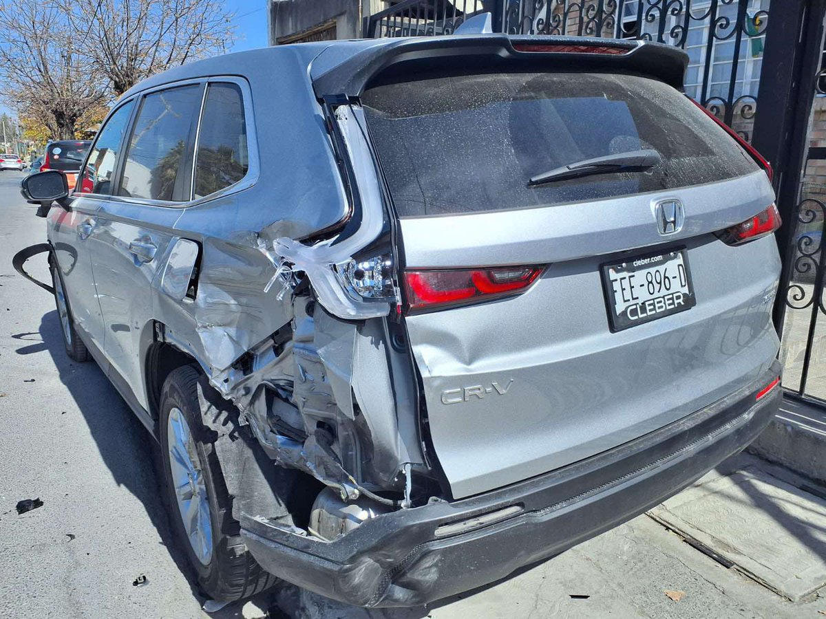 nSaltillo's tweet photo. El conductor de una pick up Ford F-150, color roja, sin placas de circulación y con logotipos de un diputado local, chocó contra una camioneta Honda propiedad de una mujer de la tercera edad, la cual se encontraba estacionada al exterior de su vivienda.

El accidente ocurrió sobre la calle Álvaro Obregón, en la colonia Huerta de San Lorenzo, donde vecinos del sector reportaron el percance a las autoridades, señalando que el presunto responsable presentaba aliento alcohólico; sin embargo, esta versión no fue confirmada por la autoridad. #Saltillo