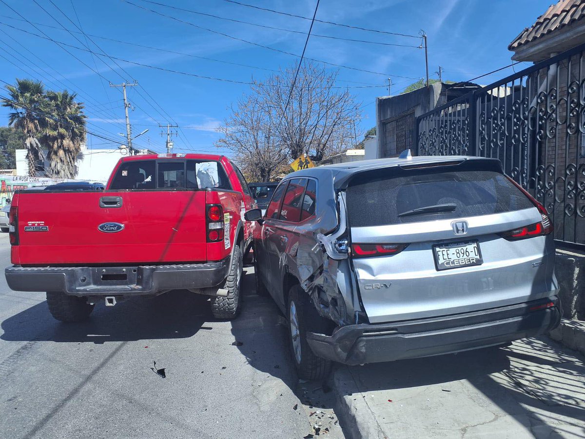 nSaltillo's tweet photo. El conductor de una pick up Ford F-150, color roja, sin placas de circulación y con logotipos de un diputado local, chocó contra una camioneta Honda propiedad de una mujer de la tercera edad, la cual se encontraba estacionada al exterior de su vivienda.

El accidente ocurrió sobre la calle Álvaro Obregón, en la colonia Huerta de San Lorenzo, donde vecinos del sector reportaron el percance a las autoridades, señalando que el presunto responsable presentaba aliento alcohólico; sin embargo, esta versión no fue confirmada por la autoridad. #Saltillo