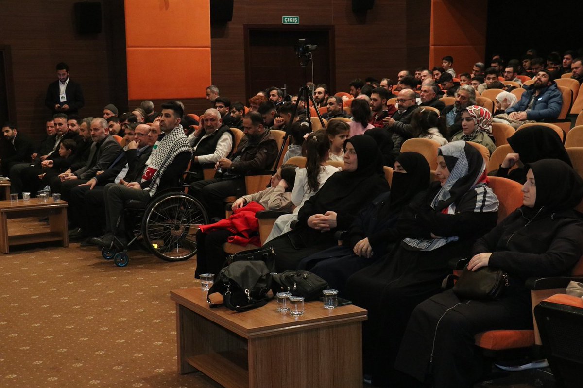 Bahçelievler Kadın Kolları Başkanımız Beyhan Tekin ve teşkilatı, Peygamber Sevdalıları Vakfı tarafından düzenlenmiş olan "ŞEHİTLER GECESİ" programına katılım sağladı.
#HÜDAPAR