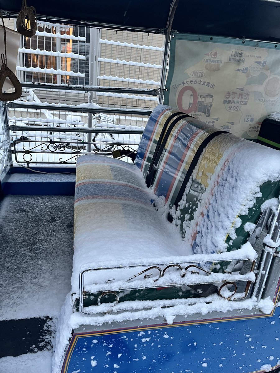 idea_katachi's tweet photo. こんなに積もるとは思いませんでしたね。

残念ながら、雪がとけるまではお休みになりそうです。

皆さまも、��移動の際は足もとお気をつけください。 https://t.co/sAY8jotV45