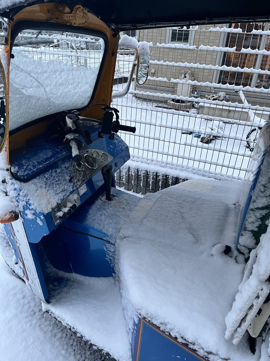 idea_katachi's tweet photo. こんなに積もるとは思いませんでしたね。

残念ながら、雪がとけるまではお休みになりそうです。

皆さまも、��移動の際は足もとお気をつけください。 https://t.co/sAY8jotV45