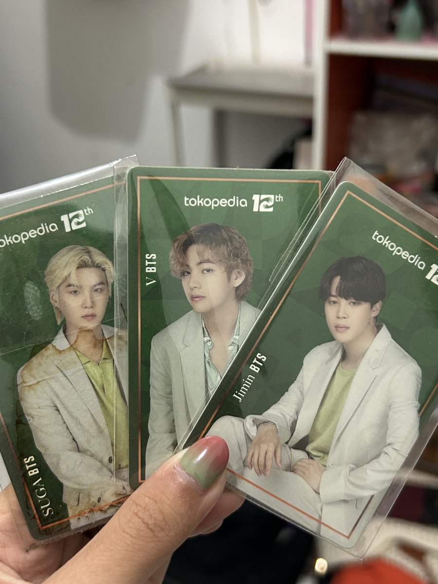 Lagi beberes kamar nemu ini. Dulu juga punya jungkook tp udah gwe jual ke orang korea ₩12.000 kalo gasalah dan belum termasuk ongkir indo-korea padahal dapetnya gratis 😂