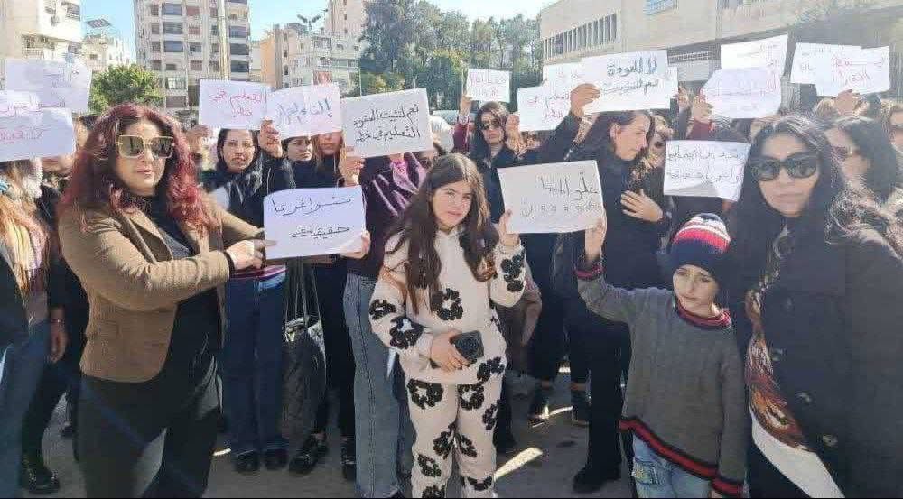 Lazkiye’de Alevi doktorlardan sonra, Alevi öğretmenler de işten çıkarıldı. İşten çıkarırlar herkes için oldukça acımasızca bir karar. Ancak böyle yaparak Alevileri yok edeceğini düşünmeleri aptallıktan başka bir şey değil. Selçuklu ve Osmanlı hanedanlıkları tarafından sürekli