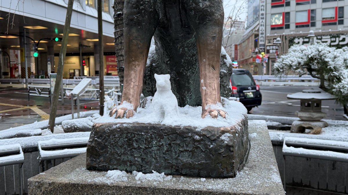 Shibuya_news_03's tweet image. 今年はハチ公雪だるま作る人がいなかったので不器用ですが自分で作りました。#渋谷