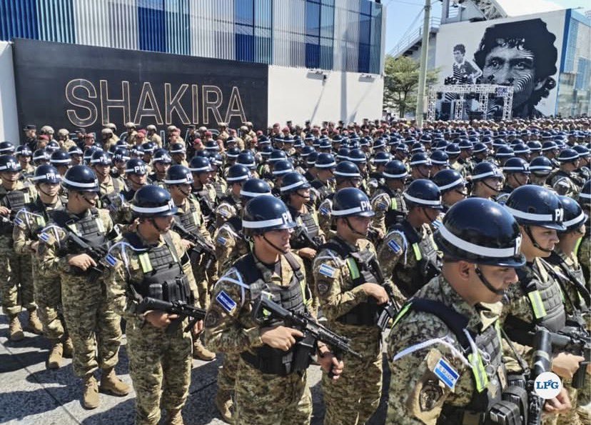 #ElSalvadorRenace |

🙃 Mami <a href="/shakira/">Shakira</a>…

🤩 ¿Ya viste? 🤩
 
🪖☠️ <a href="/nayibbukele/">Nayib Bukele</a> sacó sus soldaditos de juguete para que te cuiden…

… Normalmente, los tiene para reprimir ciudadanos… 💀💥

… Pero hoy caminarán contigo 😘💞

📸: <a href="/prensagrafica/">La Prensa Gráfica</a> (2026)