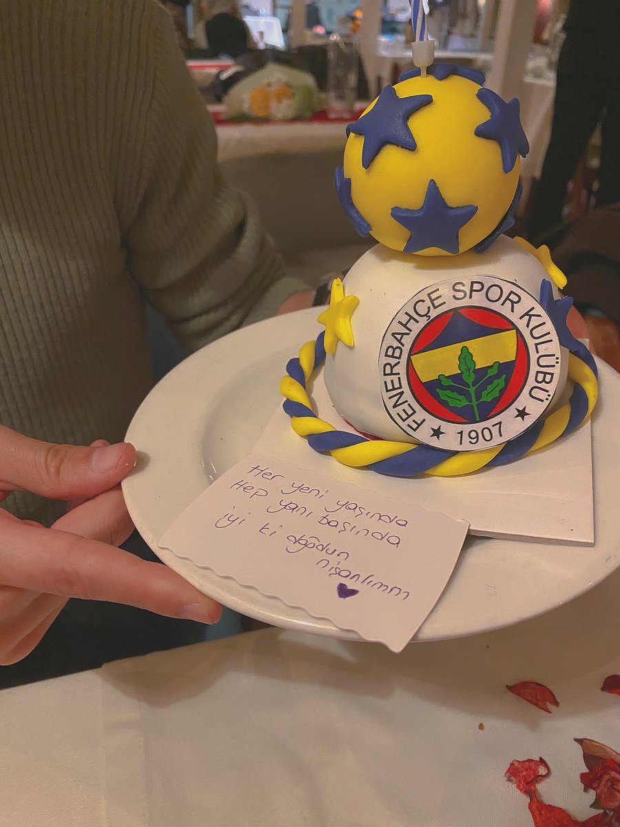 simgei_'s tweet photo. Sen bu hayatta bana verilen en büyük hediyesin, senin varlığın her gün kutlanmaya değer benim için. Bana böyle güzel sevmeyi sevilmeyi yaşattığın için sana milyonlarca kez minnettarım. İyi ki doğdun sevgilim, iyi ki bu dünyaya geldin sonrada dünyama geldin dünyamın anlamı oldun. https://t.co/vLxIFNp6Gu