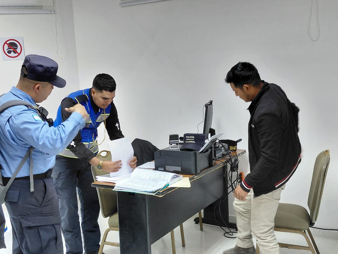 DTelematicaPNH's tweet photo. 📷📷¡Porque un buen sistema requiere mantenimiento!
El Departamento de Investigación y Desarrollo Tecnológico cumple también al supervisar software entregado, validando cualquier nueva necesidad que surja con su uso.
#direccionpolicialdetelematica #investigacionydesarrollo https://t.co/5AJozFjKTs