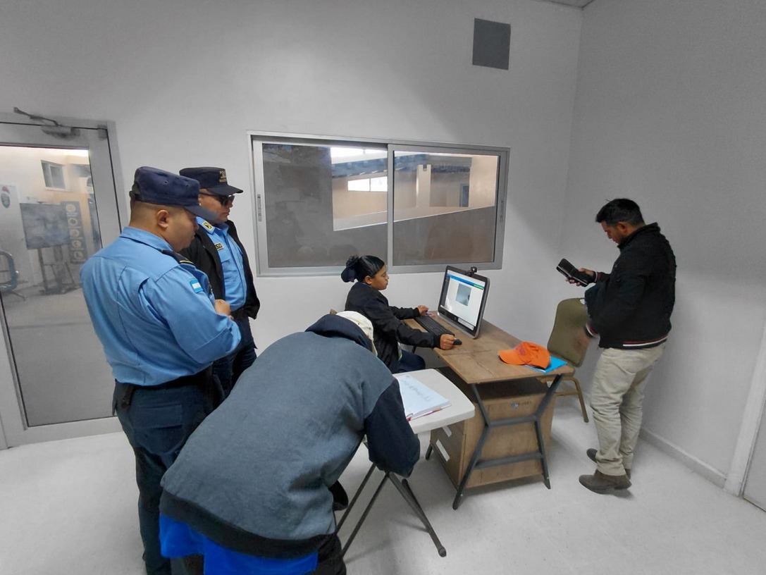 DTelematicaPNH's tweet photo. 📷📷¡Porque un buen sistema requiere mantenimiento!
El Departamento de Investigación y Desarrollo Tecnológico cumple también al supervisar software entregado, validando cualquier nueva necesidad que surja con su uso.
#direccionpolicialdetelematica #investigacionydesarrollo https://t.co/5AJozFjKTs
