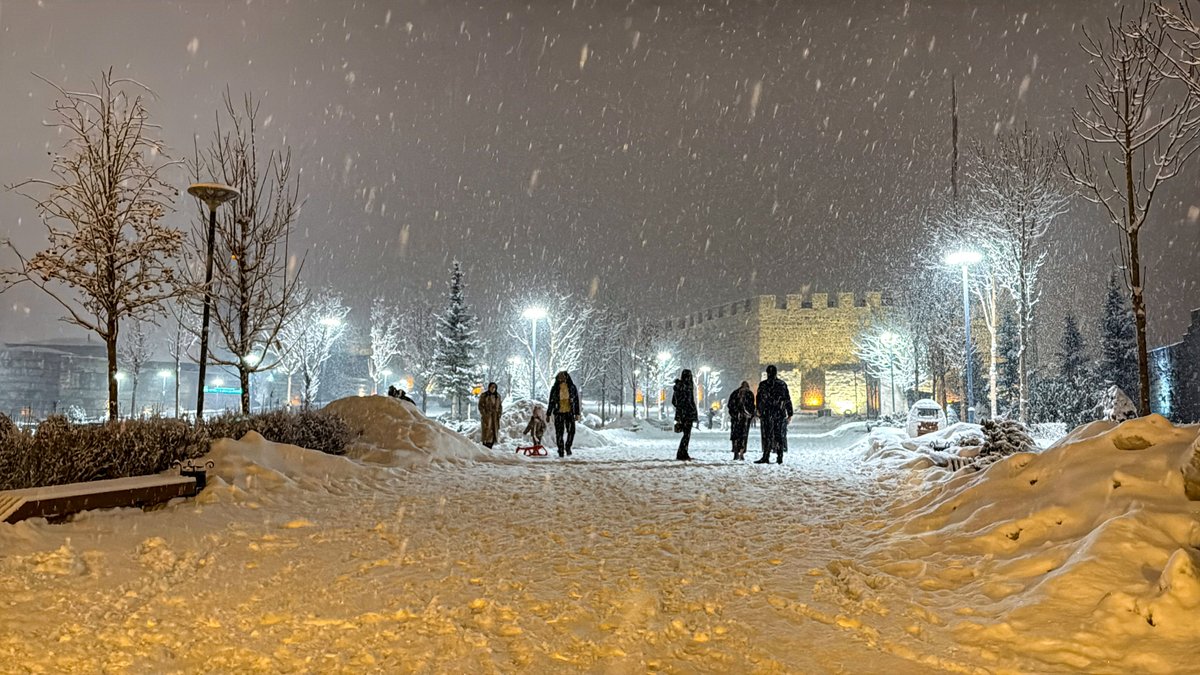 onedio's tweet photo. Erzurum’da etkili olan yoğun kar yağışı, kartpostallık görüntüler oluşturdu. https://t.co/lgmwGJ6gQN