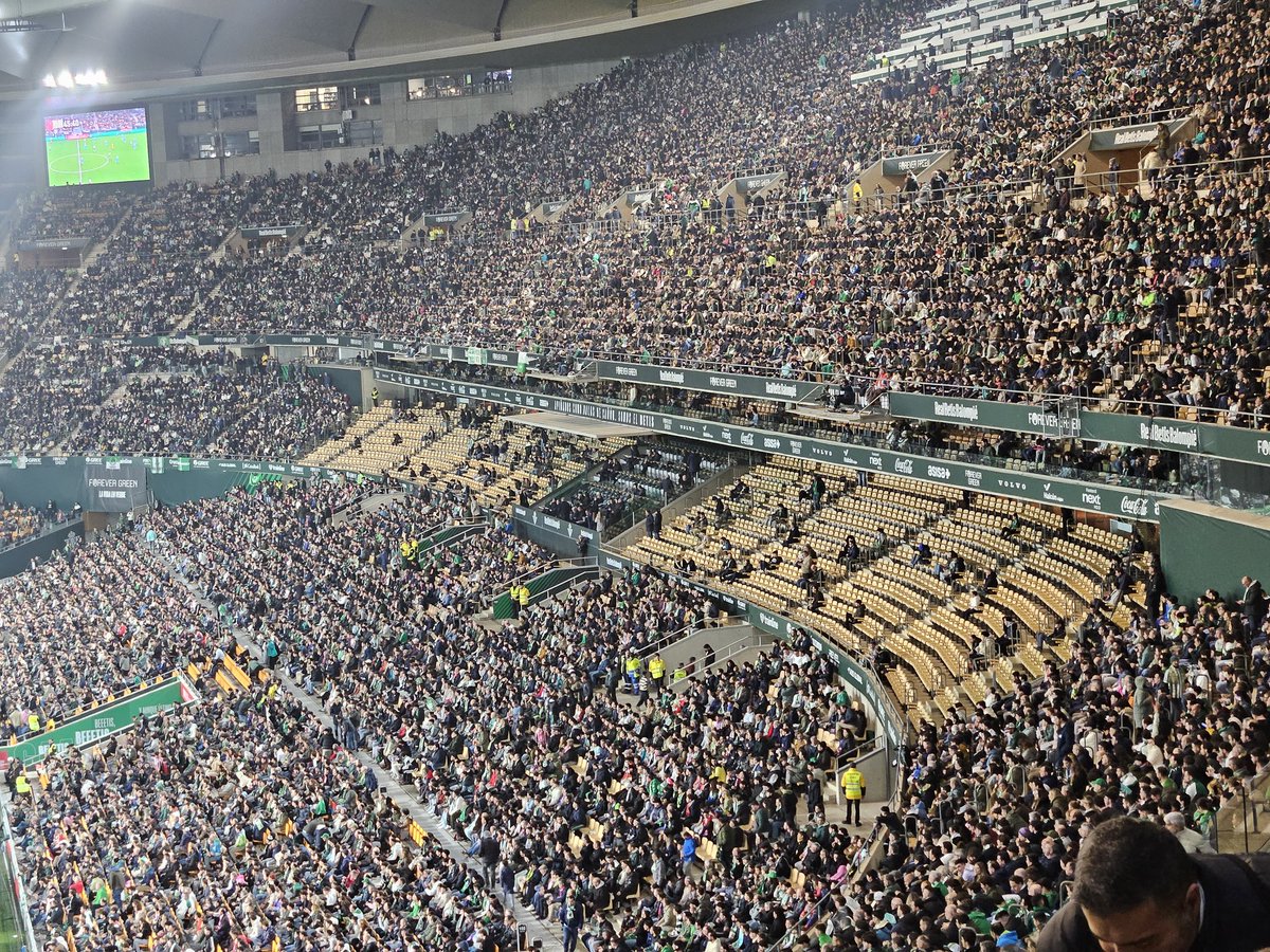 Por cierto, imagen del jueves durante la segunda parte.
Esta es exactamente la terrible deriva de buscar cada vez más al cliente vip que al bético de toda la vida.
Que animen los pobres, que las medias noches y los cubatas hay que terminarlos