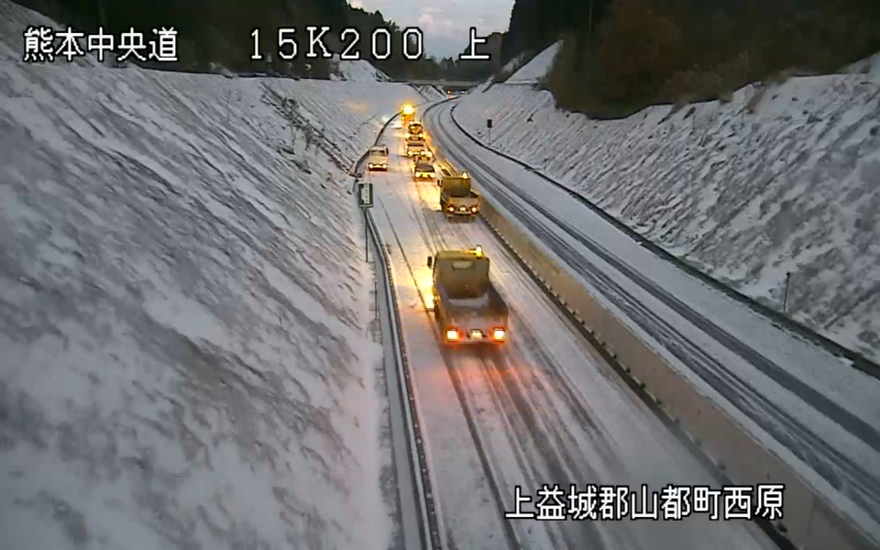 現在の # 熊本市 方面の # 九州中央道 の道路状況です。融雪作業中です