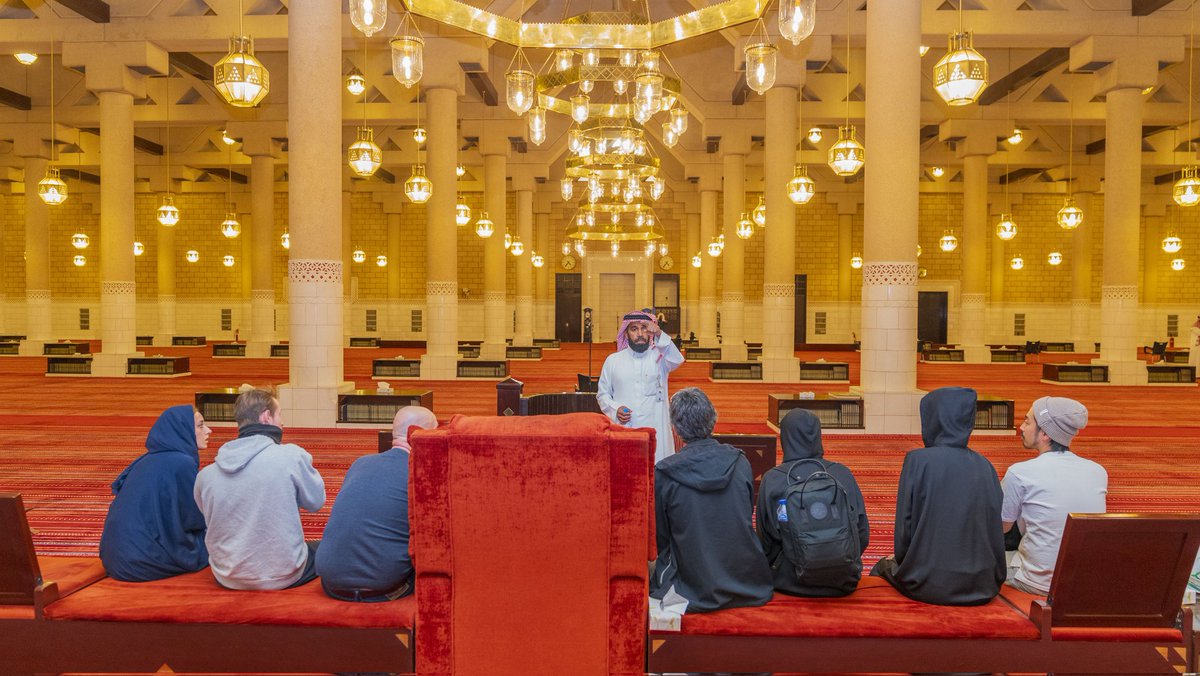 ضمن مسار الجولة الثقافية، يَبرز جامع الإمام تركي بن عبدالله كمحطة تحمل أهمية تاريخ المكان ، وتمنح الزائر فهمًا أعمق للإسلام وقيمه من خلال المعلومات التي تعرض.
#هدية_عالم