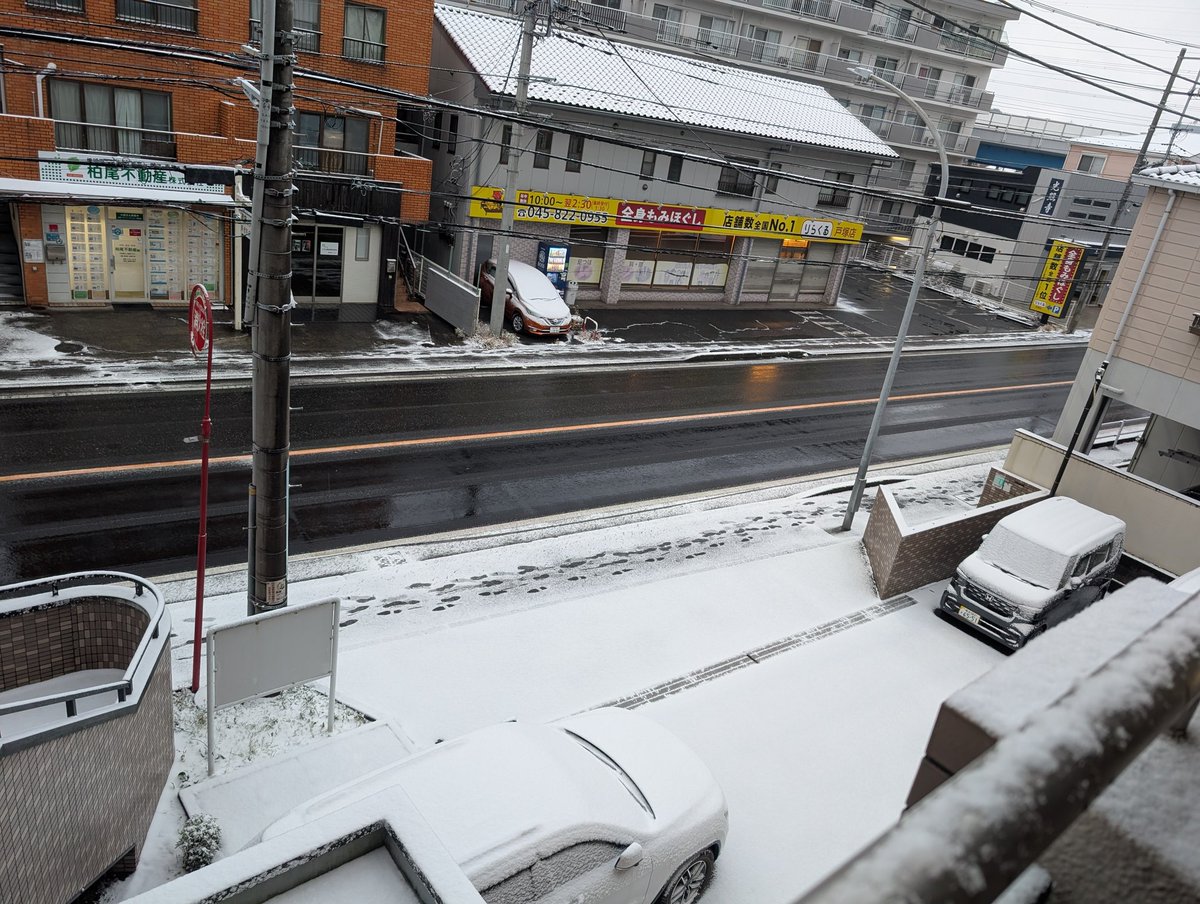 おはよございます、久々の投稿です横浜、雪がかなり降りました、薄っすら積もっています、寒い朝になっています、目の前の道路は国道１号線です