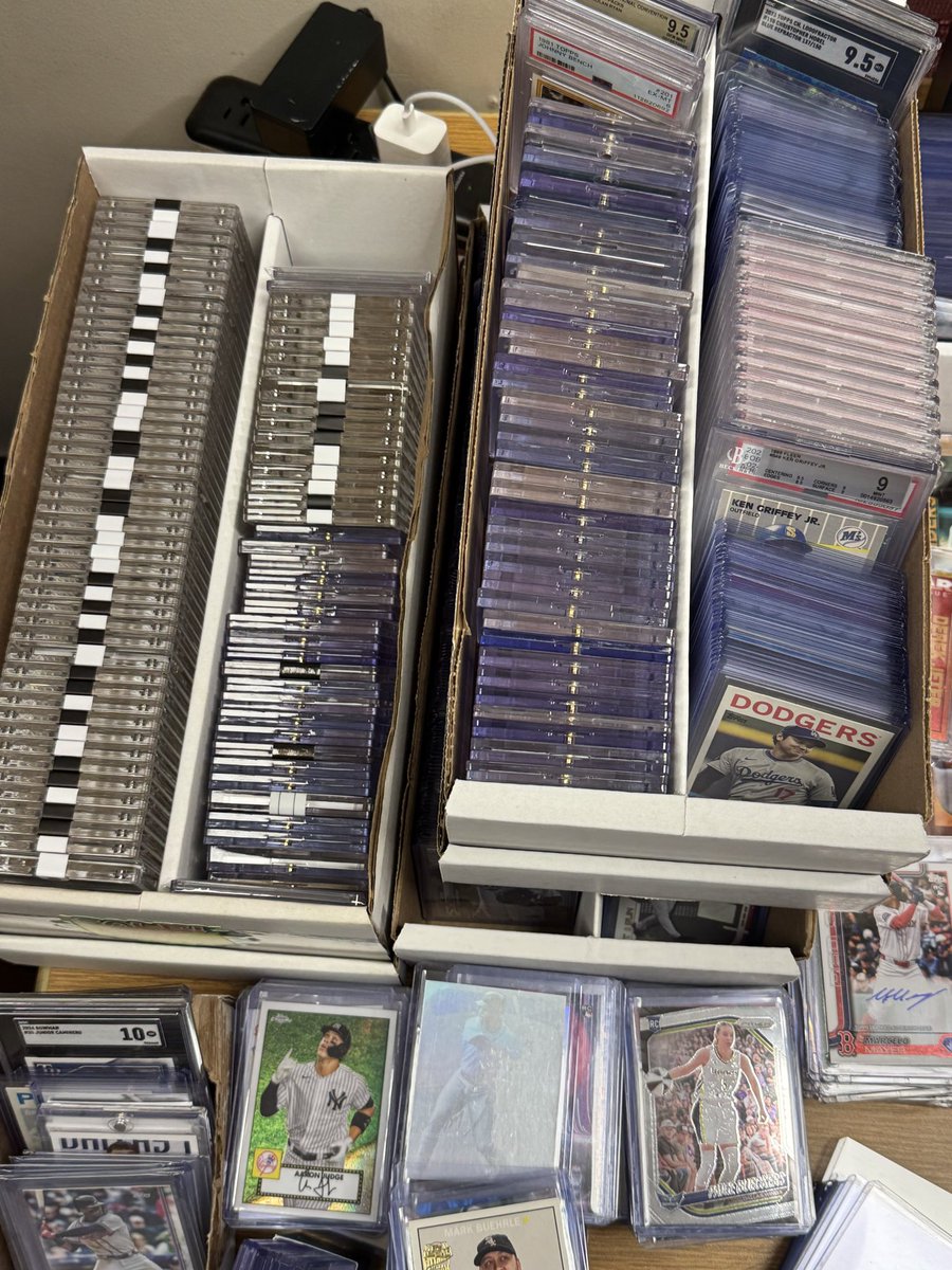 About to have our biggest whatnot show ever tonight and the biggest giveaways as well. 

Use the link below for $15 free your first purchase on whatnot! 

 whatnot.com/invite/ethansp…

Watch the show with the link below. We are starting around 7:00 eastern! 

whatnot.com/s/86G1txFR