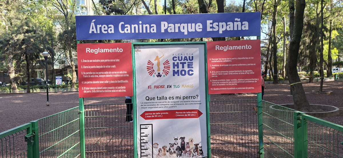 ATellez2608's tweet photo. @AlcCuauhtemocMx  deberían de tener mas supervicion en estos parques, gente confunde que donde van los perros grandes van en donde dice razas pequeñas https://t.co/whVPczIWBz