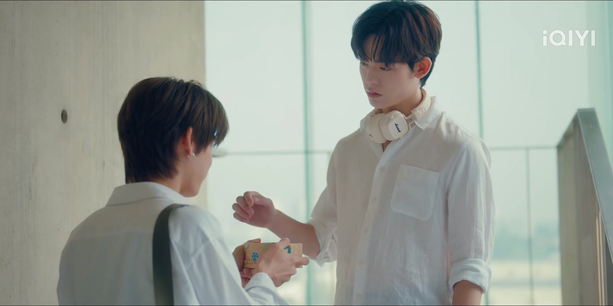 pankhaa_'s tweet image. he purposely chose the white chocolate to please duang, he purposely took a longer route home to spend more time with duang, secretly took duangs sticker AND doesn’t mind stickers of him around his faculty. give me qins pov NOW. 

DUANG WITH YOU EP2
#ด้วงกับเธอEP2