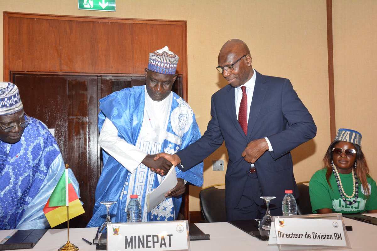 minepat237's tweet photo. Le #MINEPAT, Alamine Ousmane Mey, a présidé le 6 février à Yaoundé la cérémonie de remise de chèques à la 1e vague de jeunes bénéficiaires des programmes « Inclusion économique des jeunes » et « Concours des plans d’affaires », dans le cadre du PFS-AIE.
#BM_Cameroun
#IEJ #CPA https://t.co/c5tdYR45LF