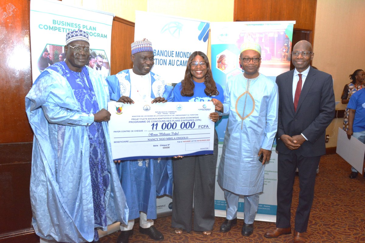 minepat237's tweet photo. Le #MINEPAT, Alamine Ousmane Mey, a présidé le 6 février à Yaoundé la cérémonie de remise de chèques à la 1e vague de jeunes bénéficiaires des programmes « Inclusion économique des jeunes » et « Concours des plans d’affaires », dans le cadre du PFS-AIE.
#BM_Cameroun
#IEJ #CPA https://t.co/c5tdYR45LF