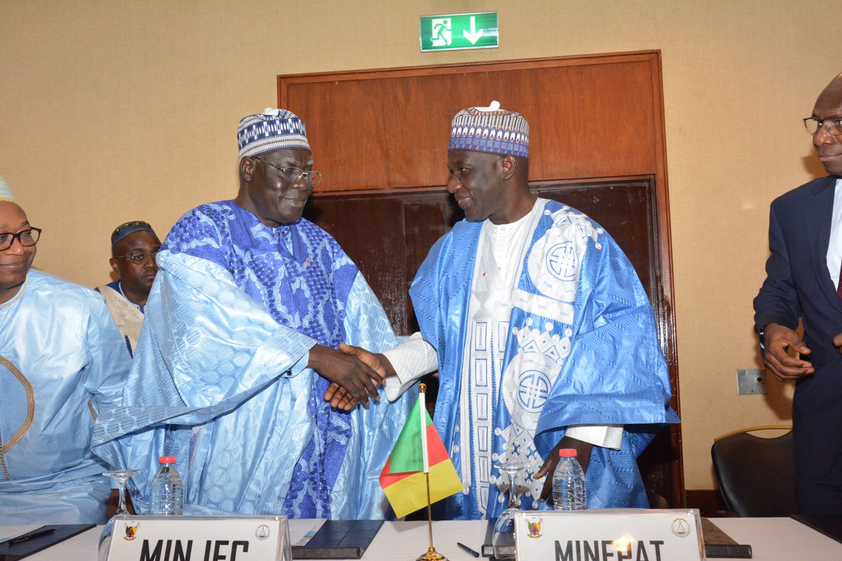 minepat237's tweet photo. Le #MINEPAT, Alamine Ousmane Mey, a présidé le 6 février à Yaoundé la cérémonie de remise de chèques à la 1e vague de jeunes bénéficiaires des programmes « Inclusion économique des jeunes » et « Concours des plans d’affaires », dans le cadre du PFS-AIE.
#BM_Cameroun
#IEJ #CPA https://t.co/c5tdYR45LF