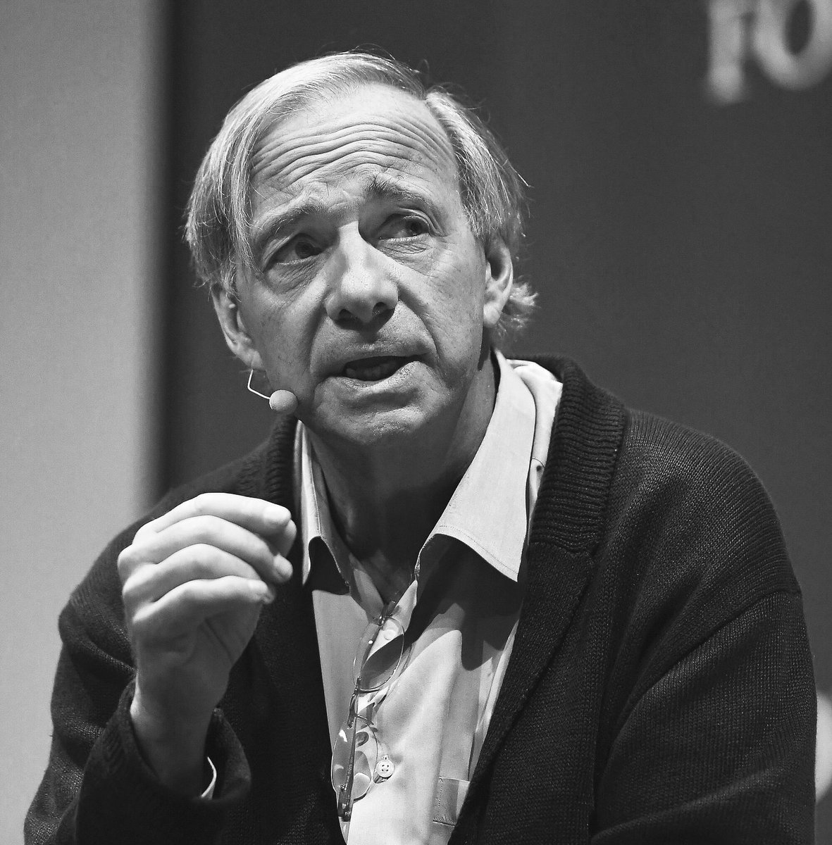 Este es Ray Dalio 

Construyó uno de los fondos más grandes del mundo estudiando crisis económicas, deuda y ciclos históricos.

Durante años advirtió que el sistema estaba repitiendo patrones peligrosos. Cuando lo dijo en voz alta, pocos quisieron escucharlo.

Aquí están las 7
