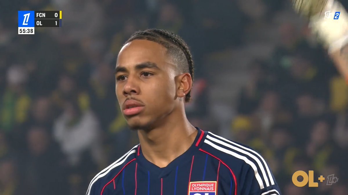 OL__Plus's tweet image. #FCN 0-1 #OL
Une équipe qui enchaîne les matchs.
Qui joue avec une infirmerie pleine.
A dix pendant 30 minutes
Et qui ramène trois points au courage.
L'OL est 3ᵉ de L1 (pour au moins 24h)
#FCNOL