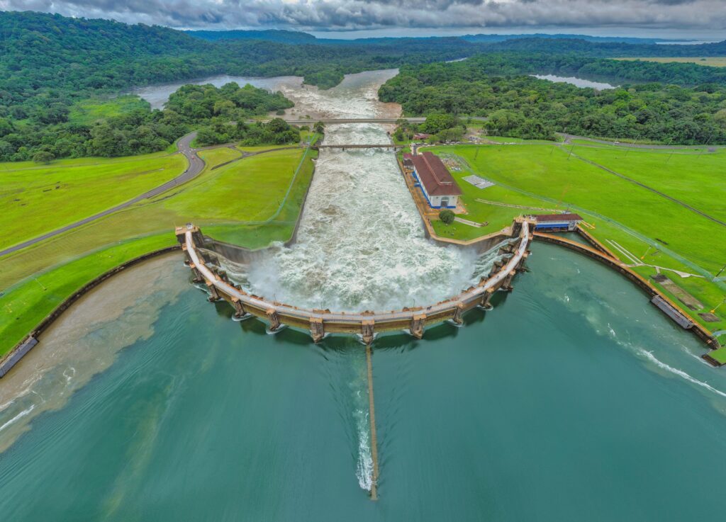 7/2/26- El embalse del lago Gatún, fuente de agua para el tránsito de buques por el Canal de #Panamá 🇵🇦, se encuentra por encima de su nivel guía para esta época del año. Hoy registró 88.9 pies, su nivel máximo operativo, debido a la acumulación de agua producto de las lluvias.