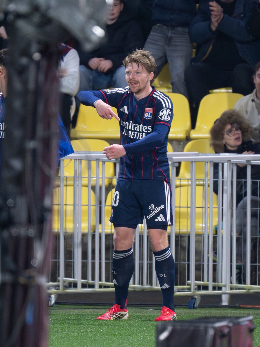 JetsLigue1's tweet image. 🚨L’OL L’EMPORTE DANS LA DOULEUR !

🙅🏻‍♂️ FC NANTES 0 - 1 OL 

❗️Les Lyonnais décolleront DEPUIS RENNES au retour. 

🛫 Décollage 02h00.

🛬 Atterrissage 03h00 à Bron. 

👏 Bon retour et bravo @OL