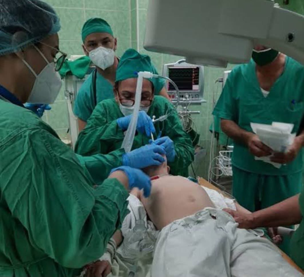 ¿En serio estas aplaudiendo que nos quiten el petróleo para la electricidad de los hospitales? Estos médicos son cubanos, en un quirófano cubano, salvando la vida a un niño cubano!