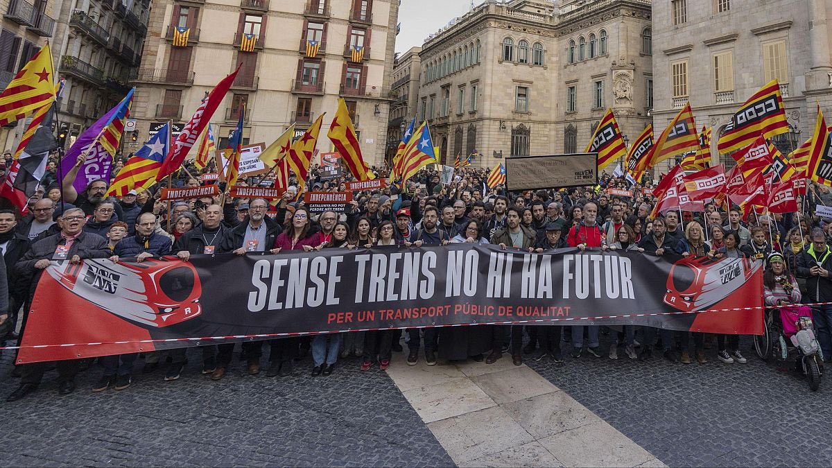 TV3, ridicul espantós. Els mitjans dient que la manifestació de la tarda l’havien convocat mes d’una vintena d’entitats i plataformes. No hi va ni la quarta part de gent que ha anat a la manifestació de l’ANC i CxR.
I va TV3 i coloca la de la tarda per davant de la del matí.