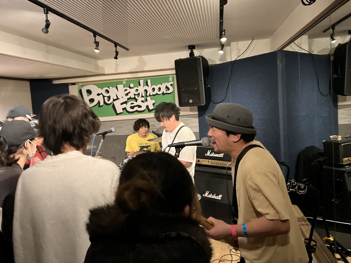 自分の好きなバンドがサーキットに呼ばれるのは勝手に誇らしいし、いつもと違う客層がそこで一緒に楽しんでいるのも新鮮で嬉しい😊
そして先週無くしたタオルをオイスが預かっていてくれた😭マジ大感謝🙇‍♂️
Big Neighbors Fest 2026