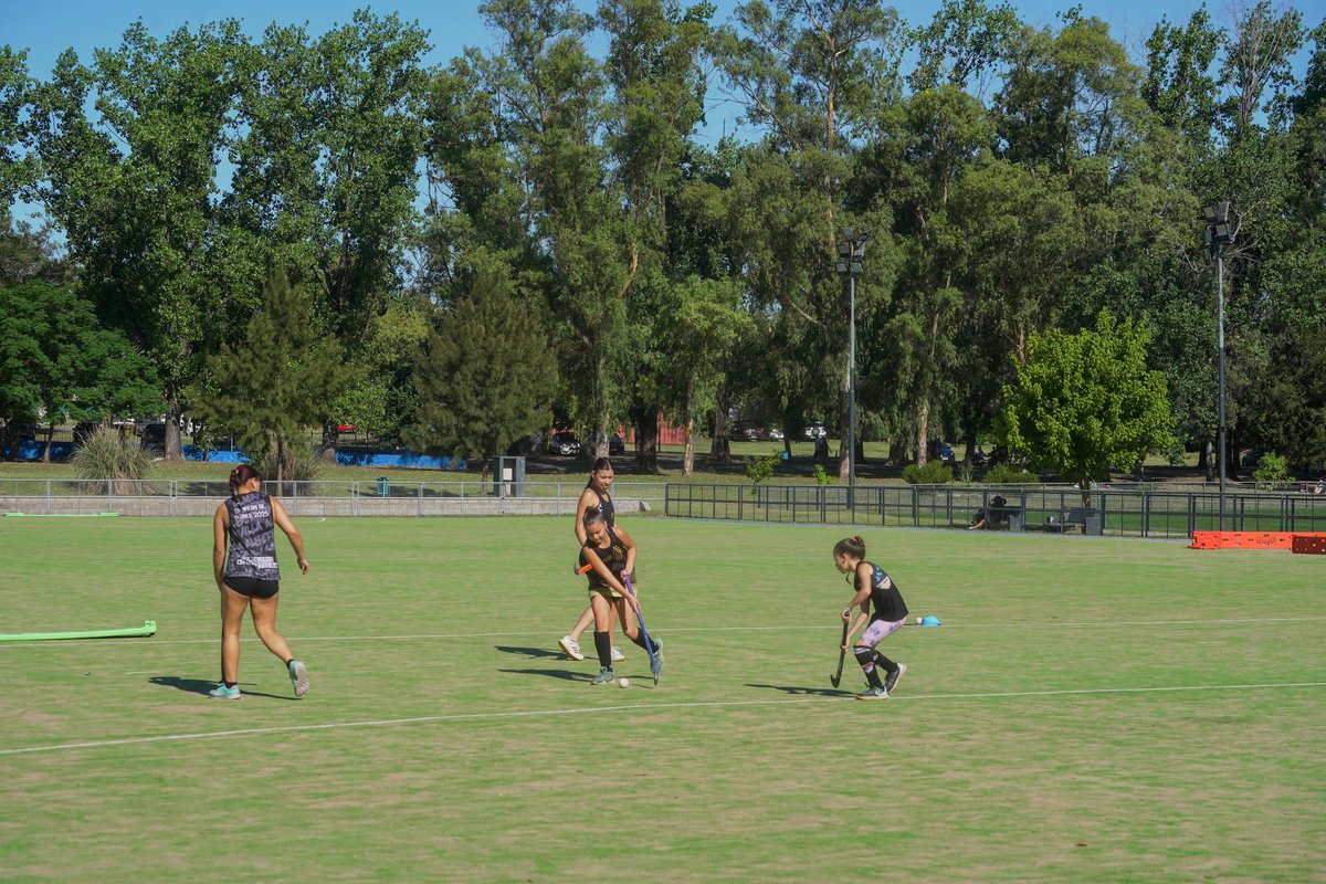 MunicipioLdeZ's tweet photo. ⚽🏑🚴🏻‍♂️🎾 DEPORTES EN EL PARQUE DE LOMAS

Los vecinos y vecinas de Lomas disfrutan de las tardes de sol haciendo actividad física, deportiva y recreativa en los parques y espacios verdes de nuestro Municipio.

#ComunidadLomas https://t.co/KVZ2Kbd8cx