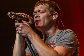 "Murió Brad Arnold, voz y fundador de la banda 3 Doors Down, tras luchar contra el cáncer renal"

El músico, autor de himnos como “Kryptonite” y “Here Without You”, había recibido el diagnóstico en mayo del 2025.
