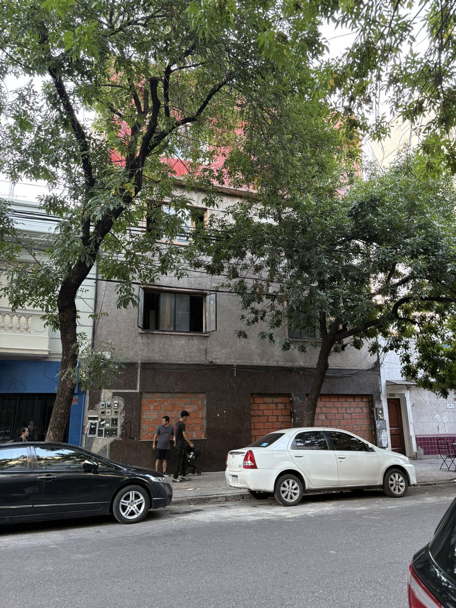 Hace dos años, me mudé a Palermo Hollywood. Desde entonces, me propuse recuperar el barrio.
He insistido hasta el cansancio con el desalojo del edificio ubicado en Honduras 5648.
Finalmente, anoche, ocurrió.
Hice más desde esta cuenta que todos los emprendimientos y medios de la