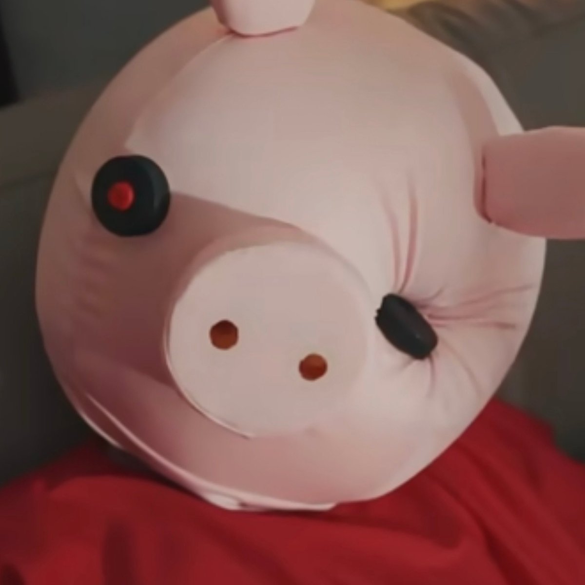 Tio_Stitchy's tweet photo. What happened to Penny? 

a) Some guy hit her with a metal pipe. 

b) She fell from the third floor. 

c) Any other answer https://t.co/B4HMAQqtLf