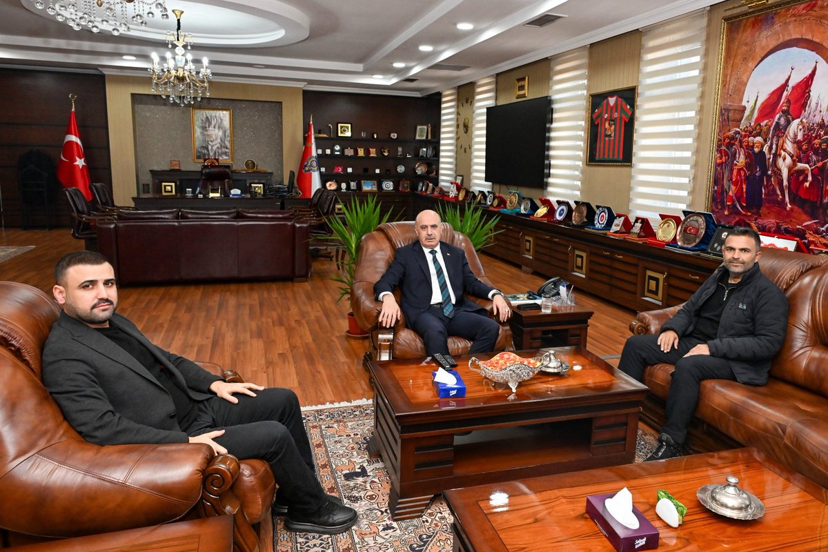 Başkanımız Emrah Keser ve İş İnsanı Mehmet Aydın;

Diyarbakır İl Emniyet Müdürü Sn Nurettin Gökduman'ı makamında ziyaret etti. Misafirperverliğinden ötürü teşekkür ederiz.