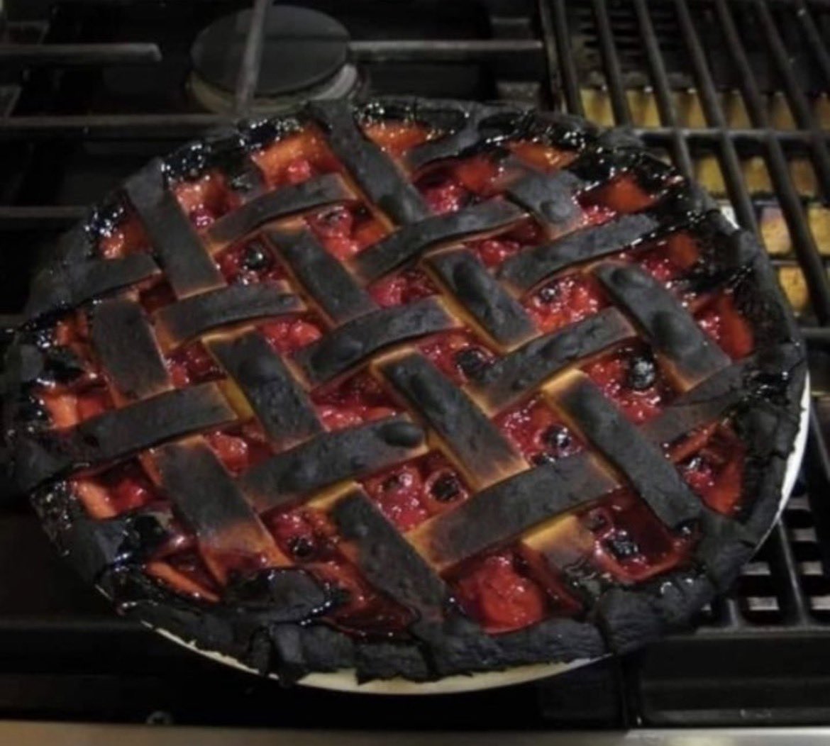 “Il sapore della gentilezza”

Mia madre ha sempre cucinato con amore, portando in tavola piatti che sapevano di casa. 
Ma una sera, le cose andarono diversamente: davanti a mio padre finì una fetta di torta decisamente bruciata.

Rimasi in silenzio, con il fiato sospeso,