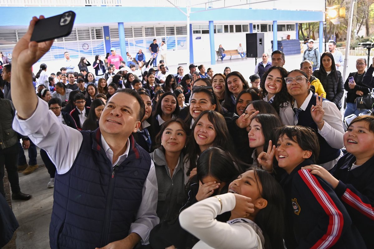 Arrancamos con la primera de las 47 obras que se realizarán con el Presupuesto Participativo, iniciando en la BYCENED.
En equipo con el alcalde <a href="/josejoseantonio/">Toño Ochoa</a>, vamos a hacer obras que valen mucho la pena, porque son proyectos que la gente pidió y que ahora empiezan a hacerse