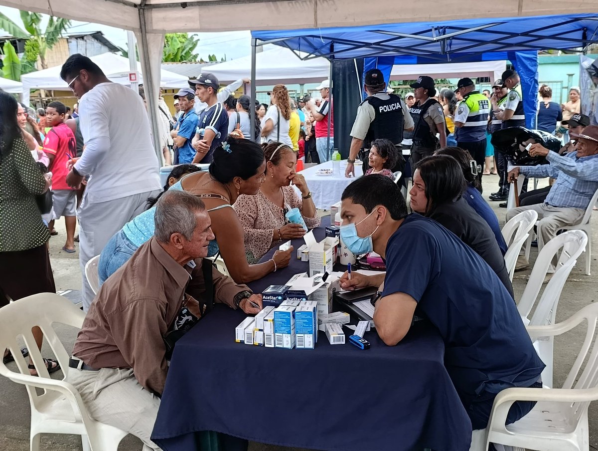 DistritoEl57360's tweet photo. 📍#Colimes | En la cancha de la ciudadela Los Mangos realizamos la Brigada Social por #ElNuevoEcuador acercando a la ciudadanía la atención de las instituciones del Estado.
Garantizamos el acceso a servicios sociales e inclusivos🤝💜🇪🇨
#MDHenTerritorio
#ElNuevoEcuadorCumple https://t.co/YekM4iy0ha