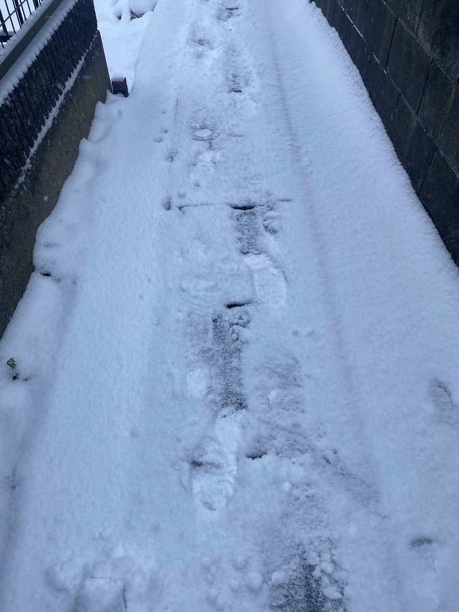 投票完了💪

帰宅なう

あっ投票1番のりだったので、投票箱が空なである事を職員さん達と一緒に確認させられました👌