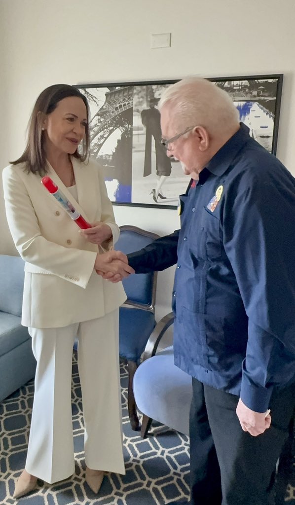 MariaCorinaYA's tweet image. Lech Wałęsa fue uno de mis grandes héroes en mi juventud. Cuando estaba en el colegio, le escribí una carta que nunca me contestó…

Hoy, en un encuentro maravilloso, le pidió a su equipo que consiguieran mi carta como fuera…!

Su lucha de entonces en Polonia inspiró a millones…