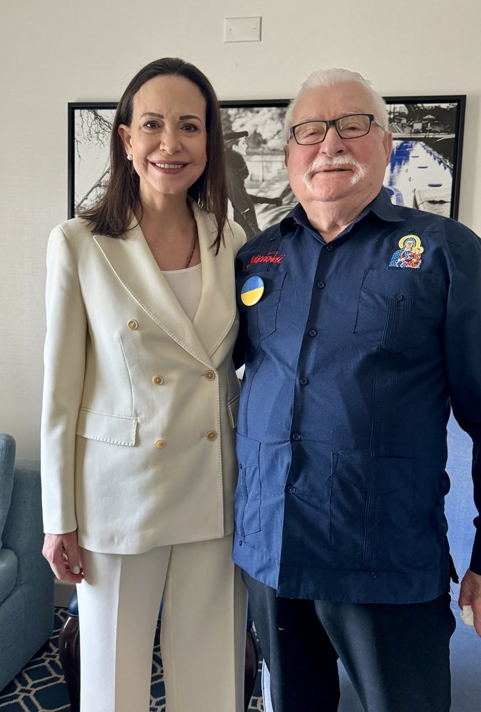 MariaCorinaYA's tweet image. Lech Wałęsa fue uno de mis grandes héroes en mi juventud. Cuando estaba en el colegio, le escribí una carta que nunca me contestó…

Hoy, en un encuentro maravilloso, le pidió a su equipo que consiguieran mi carta como fuera…!

Su lucha de entonces en Polonia inspiró a millones…