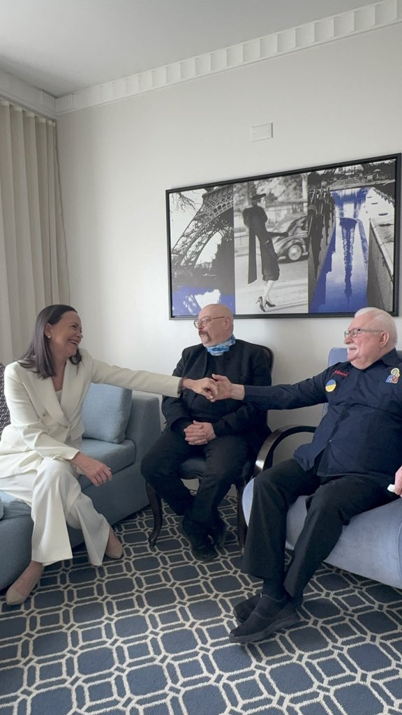 MariaCorinaYA's tweet image. Lech Wałęsa fue uno de mis grandes héroes en mi juventud. Cuando estaba en el colegio, le escribí una carta que nunca me contestó…

Hoy, en un encuentro maravilloso, le pidió a su equipo que consiguieran mi carta como fuera…!

Su lucha de entonces en Polonia inspiró a millones…