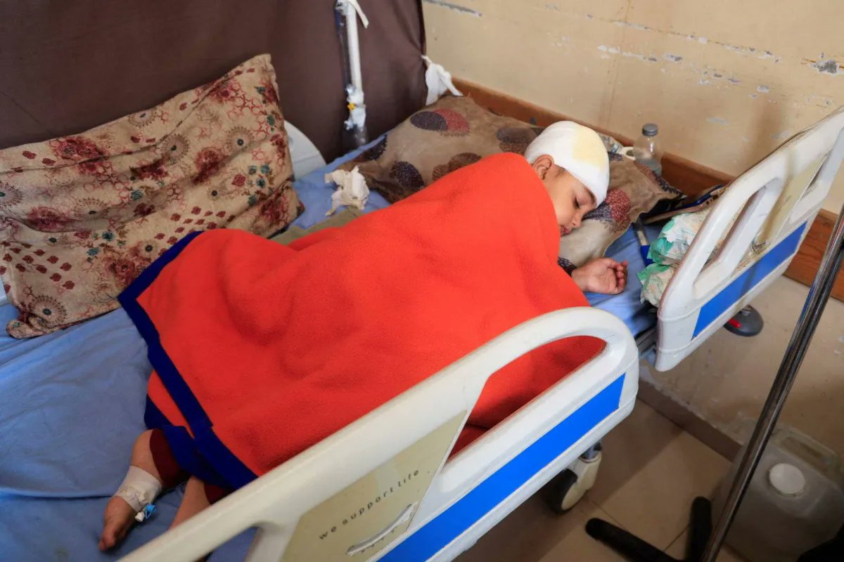 Y_User4tweet0's tweet photo. Despite Rafah crossing being partially opened, Israel continues to block patients and the wounded from leaving, worsening the suffering of thousands of critical cases.  
  #LetThemOut  #غزة #FreePalestine #HumanRight #GazaPatients
🇵🇸🇵🇸 https://t.co/2jXh3ARIX6