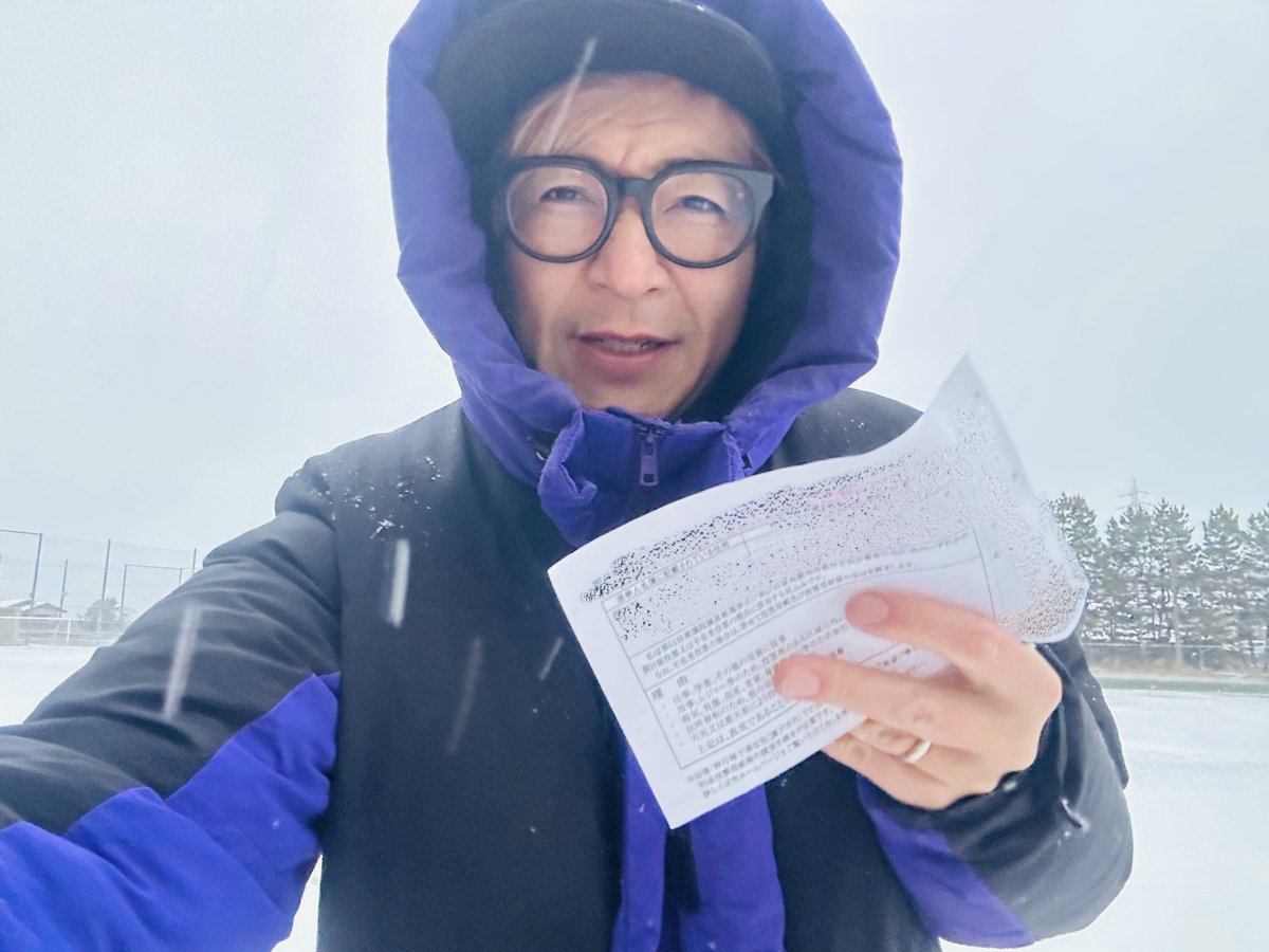 皆さんおはようございます☃️
いよいよ本日は #衆院選2026 投票日。
珍しい白銀景色の藤沢。今回も投票所一番乗り🗳️
投票箱の中を確認したあと、
空っぽの投票箱に想いを込めて一票を投じてきました。

明るい日本の未来を想い描きながら
開票を見守りたいとおもいます！🇯🇵✨

#選挙に行こう