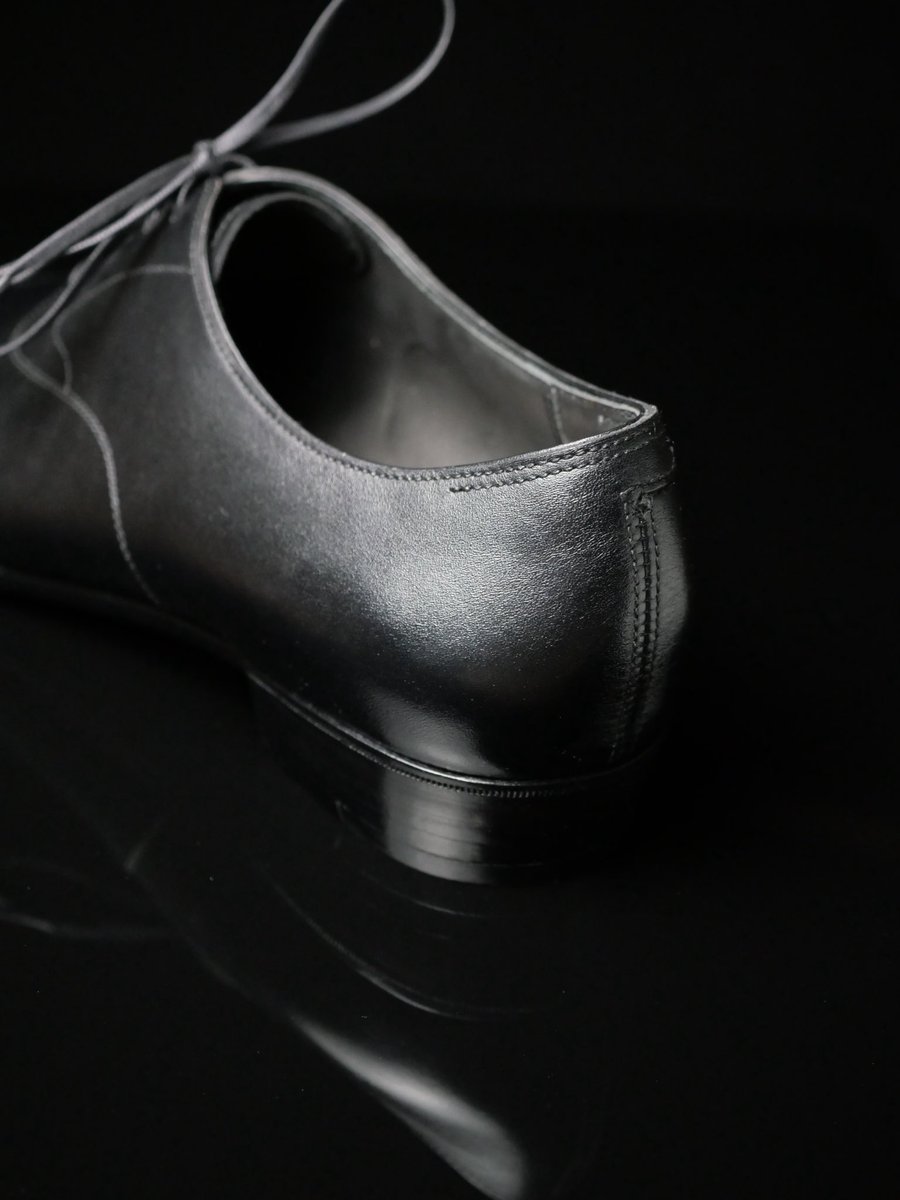 人生で初めて触れる革靴の責任は大きいです。

履かせられる革靴ほど、人を革靴から遠ざけるものを私は知りません。

反対に自分から履く革靴ほど、人を沼らさるものもまた私は知りません。