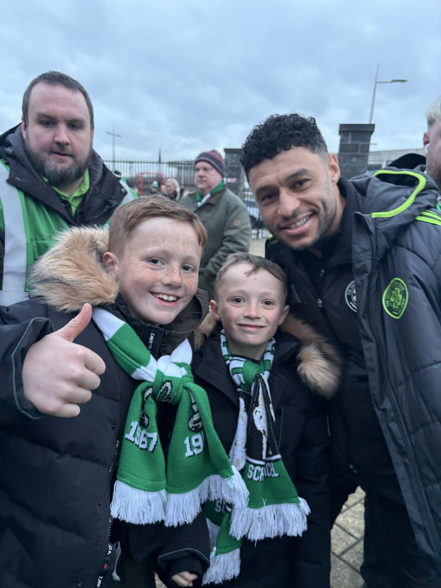 My boys must be the first fans to meet <a href="/Alex_OxChambo/">Alex Ox-Chamberlain</a> can’t thank u enough for stopping for the photo they are over the moon and they can’t wait to see u in action very soon 👌💚🍀 <a href="/CelticFC/">Celtic Football Club</a>