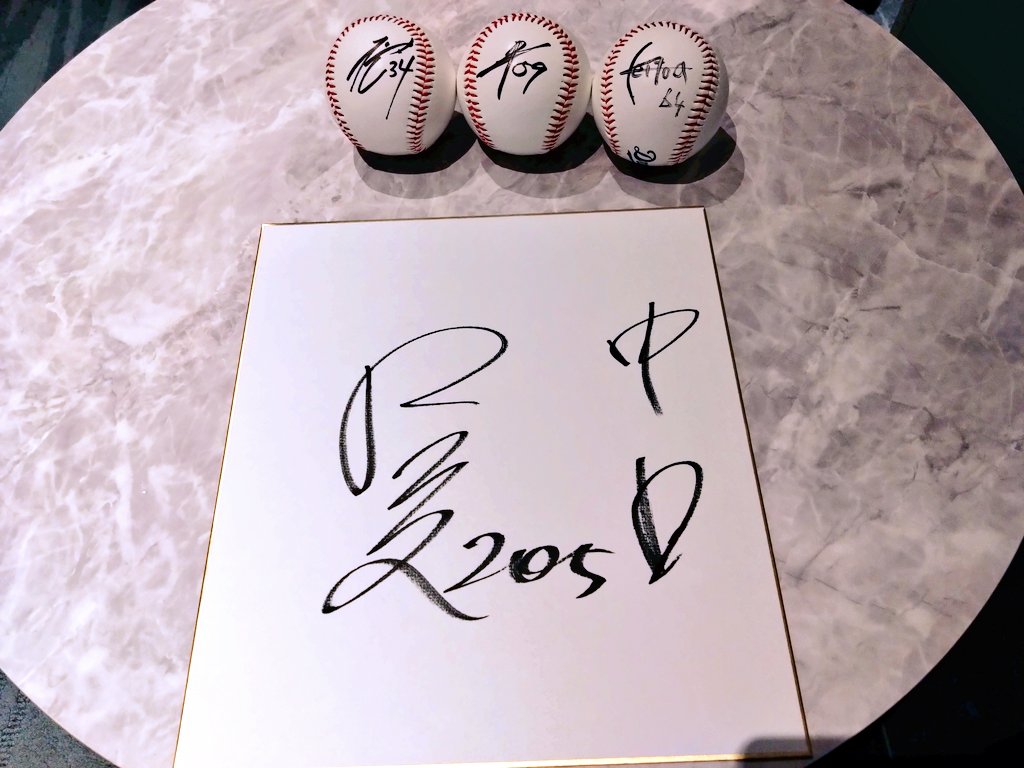 サインボールと色紙 一昨日は北谷でサノー、昨日は読谷で齋藤からサインをもらえたのでぼく